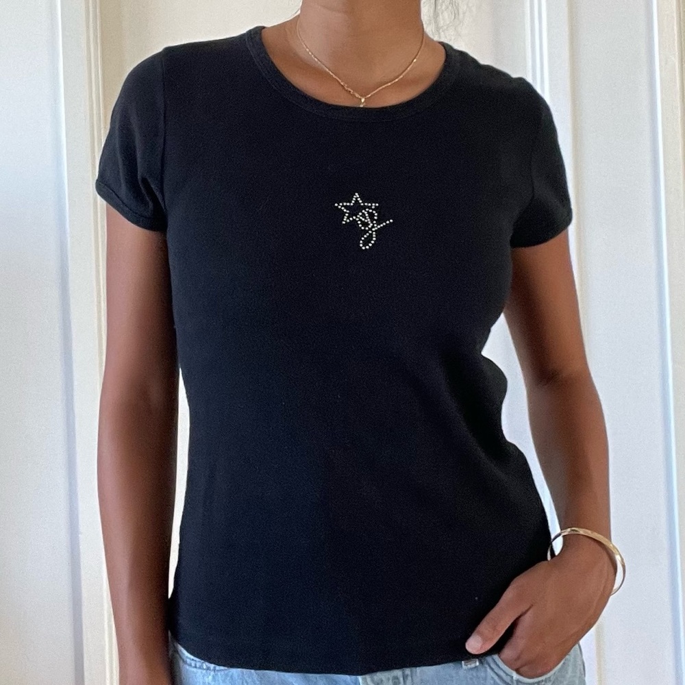 Guess black t-shirt. Size is XL but can fit a small.